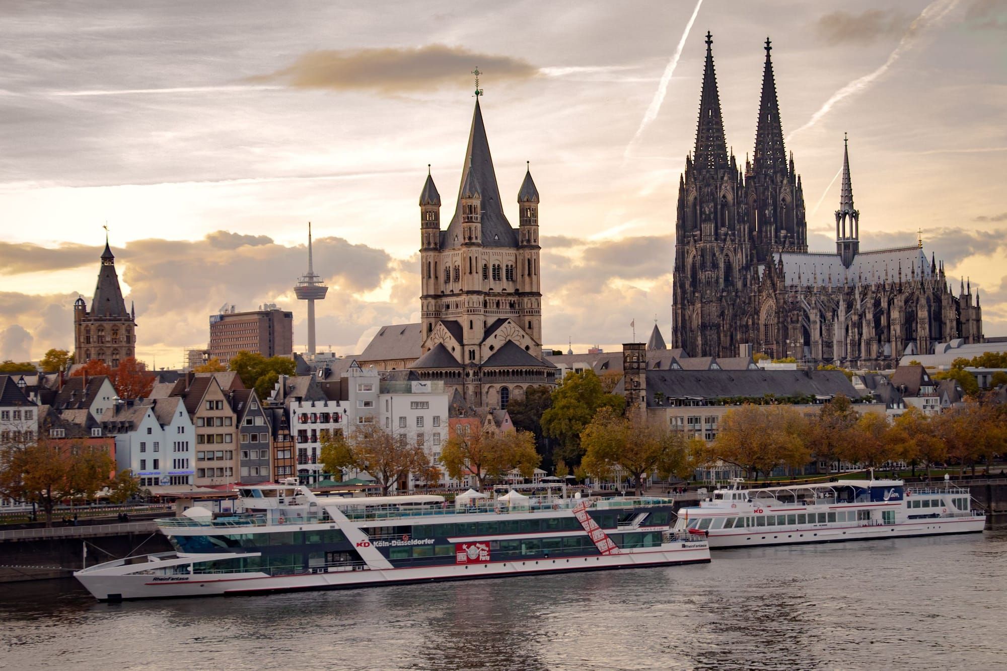 Kölner Rheinufer mit Groß St. Martin und Dom im warmen Abendlicht