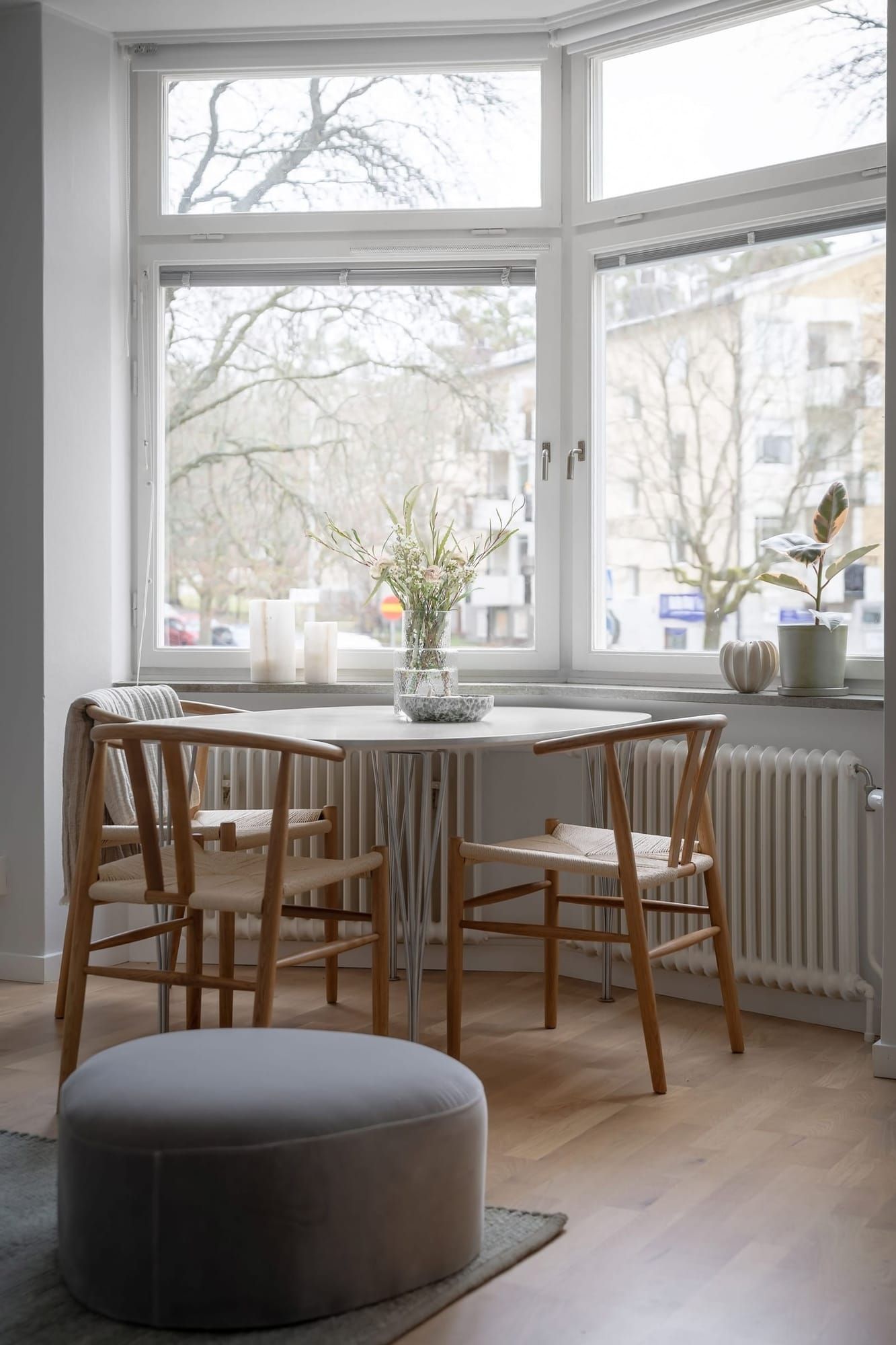 Essplatz mit Holzstühlen am hellen Fenster