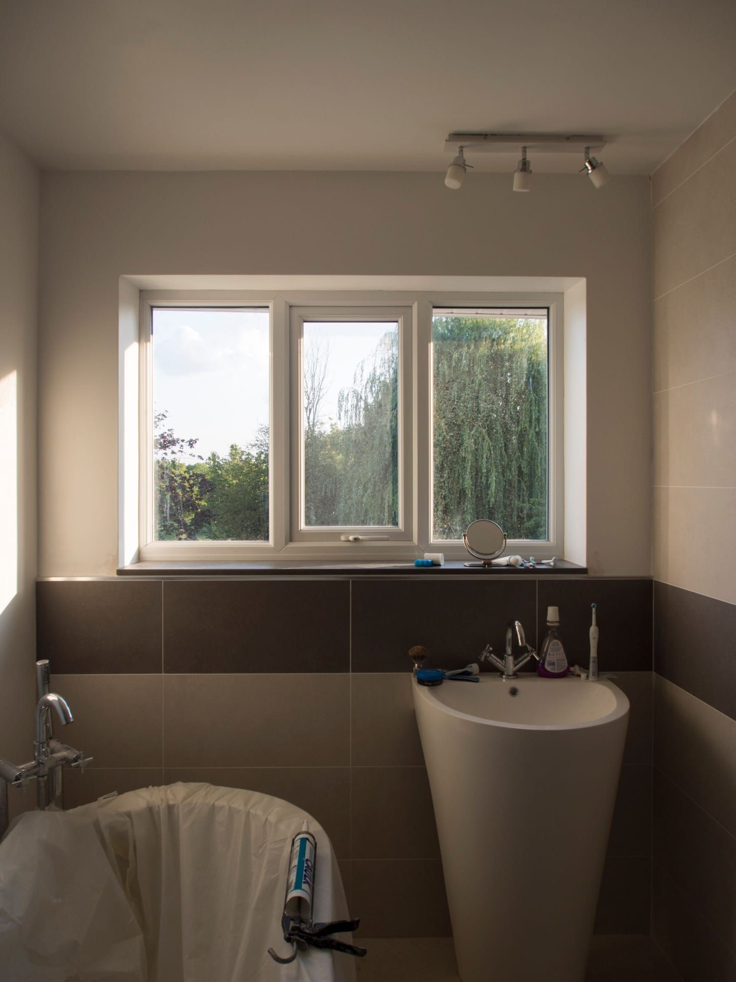 Helles Bad mit Fenster, Waschtisch und Wanne